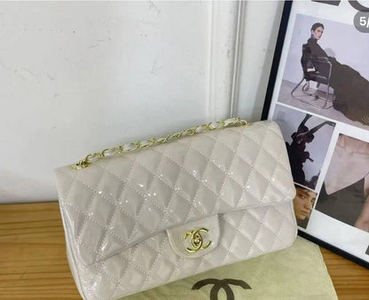 Chanel
good quality, 

comes with box, 
🎁🎁🎁

size...25 *16 cm 
110 dhs💓

Zain12
♥️♥️♥️