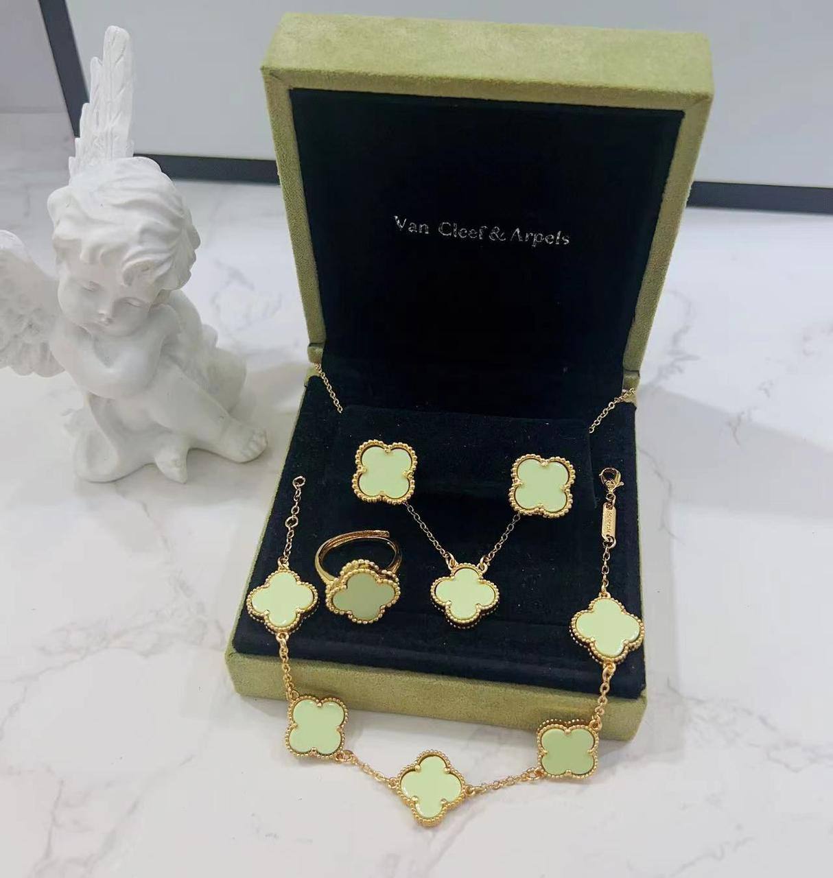 VCA SET ❤️‍🔥*
Necklace ✨
Earring 🍁
Bracelet 🦋
Ring free size 💍
Master quality 💯
With normal boxes 📦 
50 dhs❣️
With master box 🗃️ 
75 dhs❣️

Zain216
♥️♥️♥️