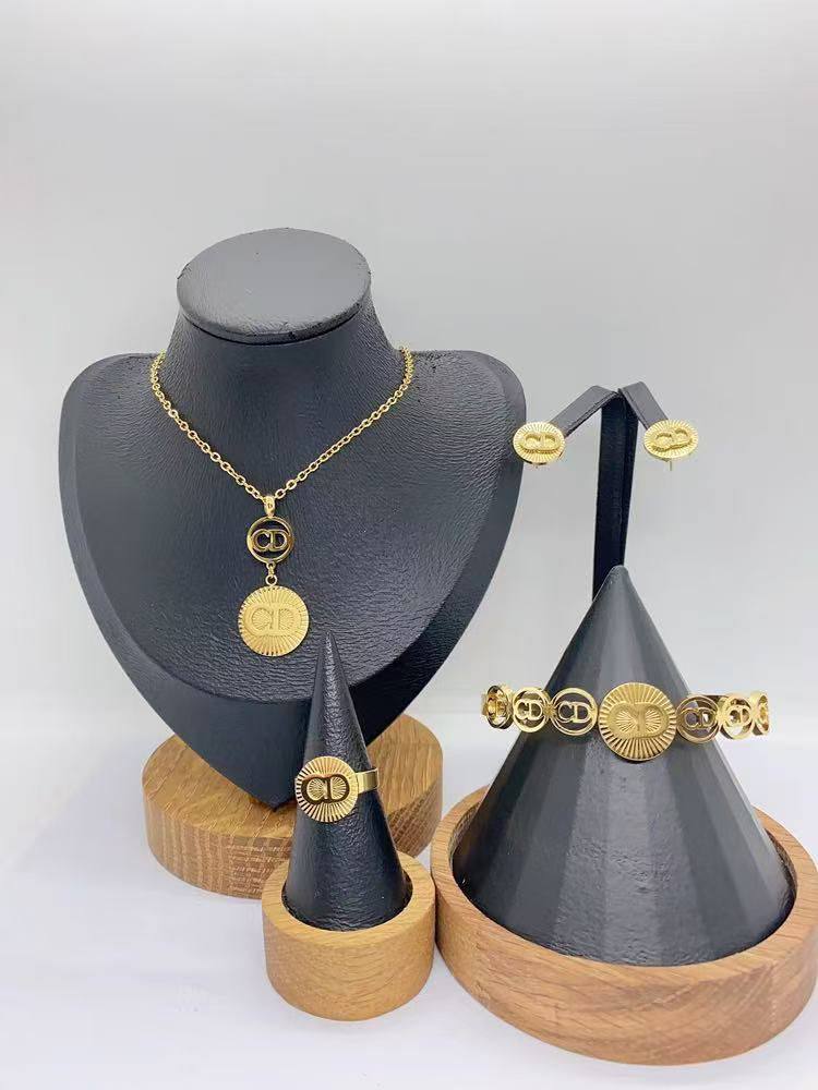 Stainless steel SET 💯*
Necklace ❤️‍🩹
Earring 🍁
Breslat ❣️
Ring 💍 free size
With normal boxes 📦 
And paper bag 🛍️
45 dhs🪙🌨️

Zain216
♥️♥️♥️