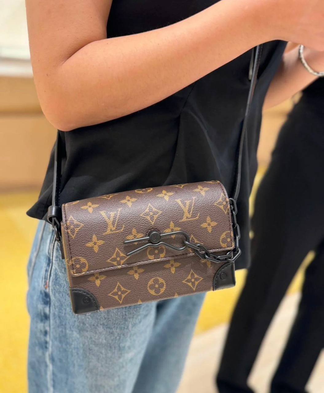 LV
 UNISEX GOOD QUALITY 
WITH BOX 
🎁🎁🎁

85 dhs✅

Zain295
♥️♥️♥️