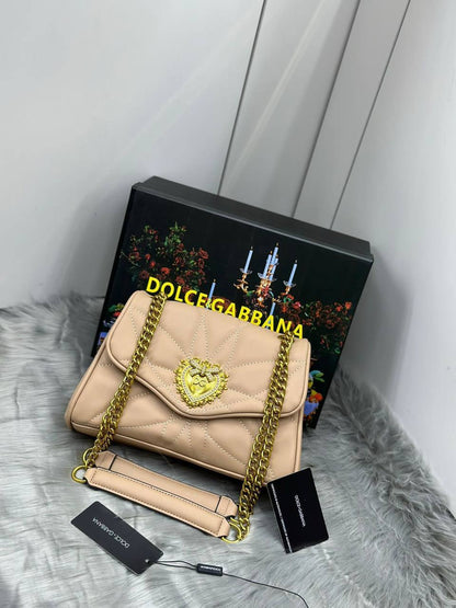 D&G 

90 dhs💓

with box
🎁🎁🎁

Zain90
♥️♥️♥️