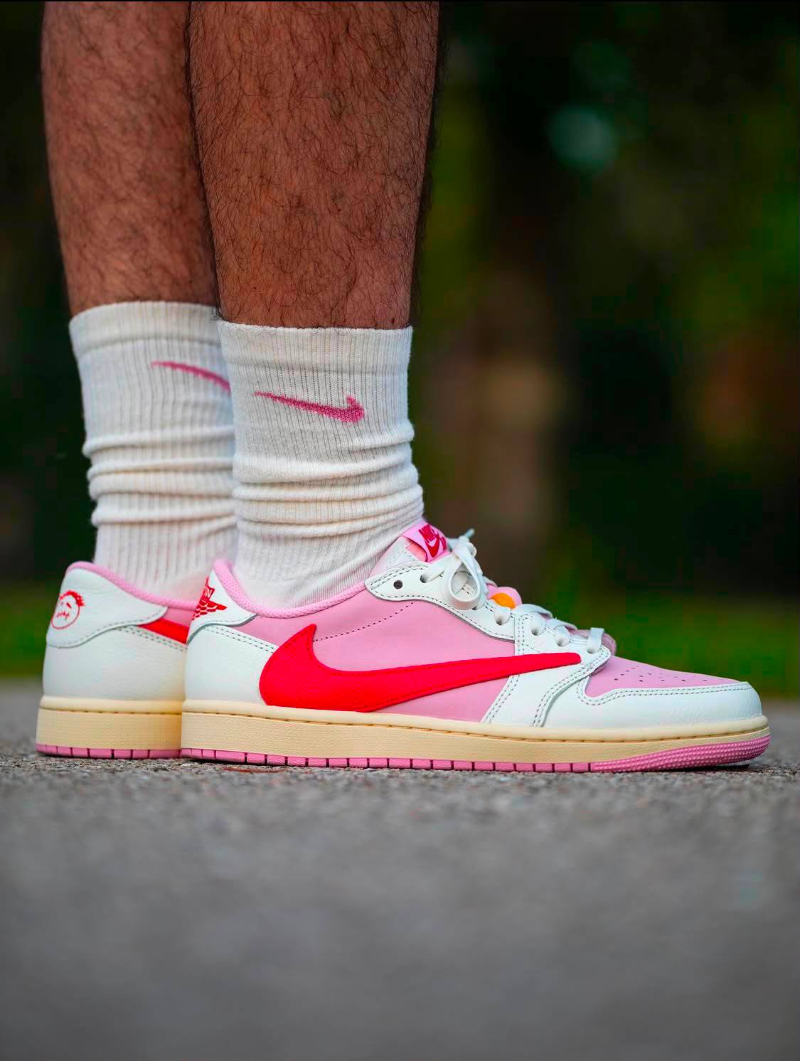 Air jordan 1 low X Travis Scott , 
Size 36 to 46 , 
240 dhs✅

Zain196
♥️♥️♥️