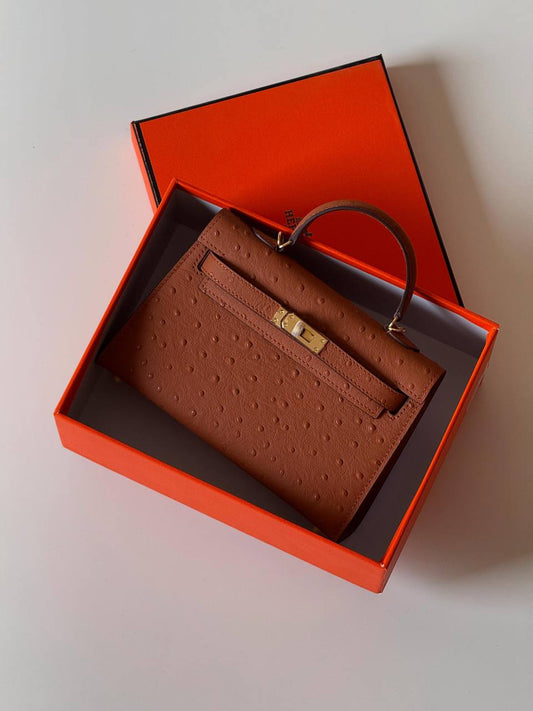 Hermes minikelly ostrich 21cm💕master quality😍with box❤️
350 dhs🪙💕

Zain52
♥️♥️♥️