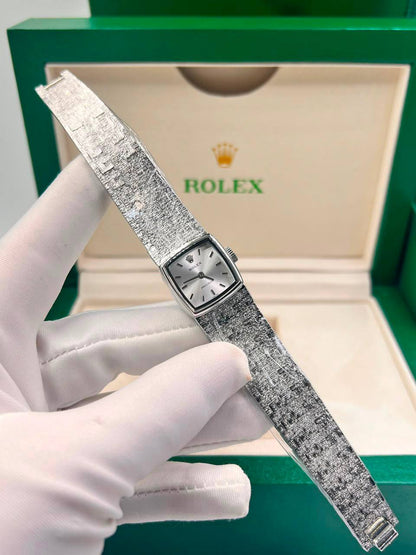 Rolex
350 dhs🇦🇪🇦🇪 
with box  
size：25mm×25mm

Zain85
♥️♥️♥️