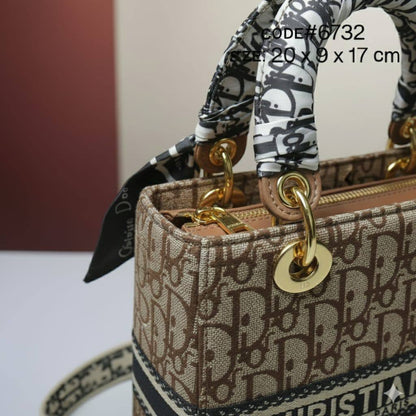 CHRISTIAN LADY DIOR
ᴄᴀɴᴠᴀs ᴏʙʟɪǫᴜᴇ ᴍᴀᴛᴇʀɪᴀʟ
ᴀɴᴅ ʟᴇᴀᴛʜᴇʀ ᴍᴀᴛᴇʀɪᴀʟ
ɢᴏʟᴅ ʜᴀʀᴅᴡᴀʀᴇ
sɪᴢᴇ: 20 cm

75 dhs🌺

Zain31
♥️♥️♥️