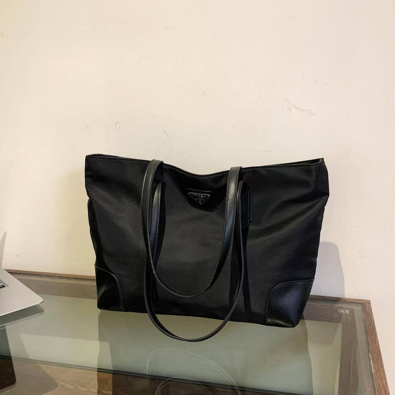 Prada
100 dhs🇦🇪🇦🇪

Zain07
♥️♥️♥️