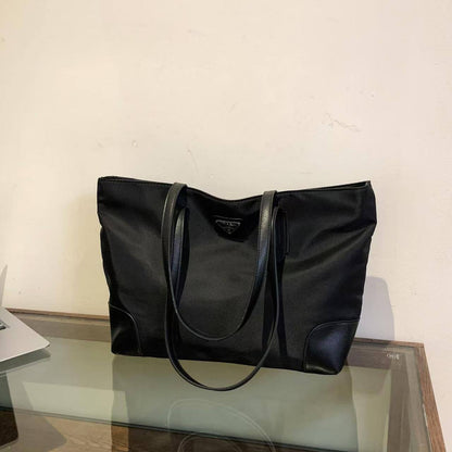 Prada
100 dhs🇦🇪🇦🇪

Zain07
♥️♥️♥️