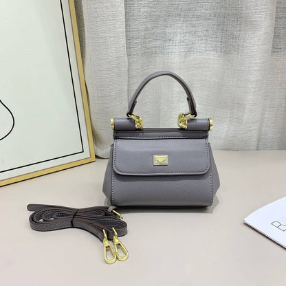 D&G

new came 

good quality 

with box 
🎁🎁🎁

90 dhs🪙🖤

Zain39
♥️♥️♥️
