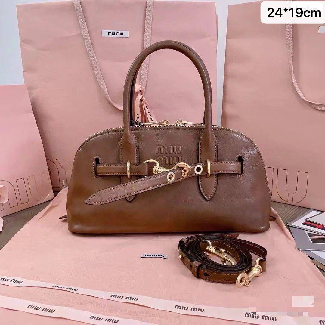 🌷 Miumiu Aventure
Size : 24 * 12 * 19  cm
85 dhs🪙🌺

Zain115
♥️♥️♥️