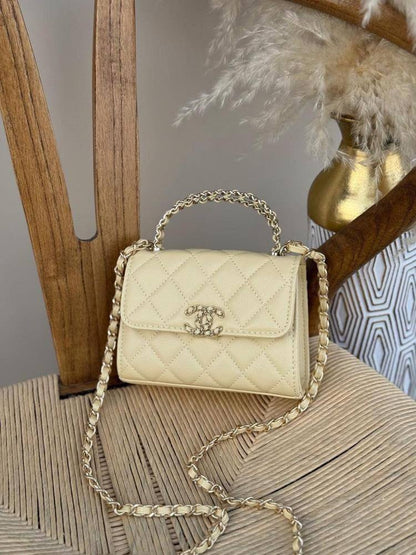 Chanel 
90 dhs🇦🇪🇦🇪
with box
size 15×6×12cm

Zain42
♥️♥️♥️