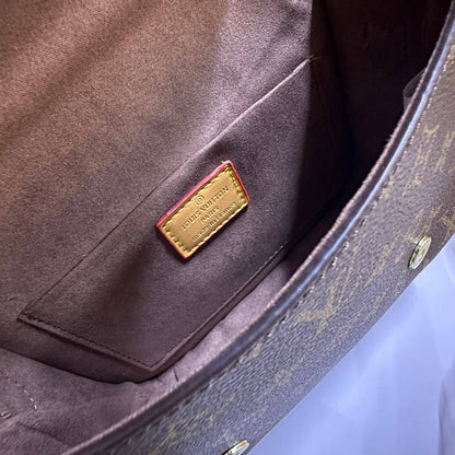 LV

NEW CAME 
HIGH QUALITY 

UNISEX WITH DOUBLE BOX

120 dhs🇦🇪🇦🇪
Zain39
♥️♥️♥️