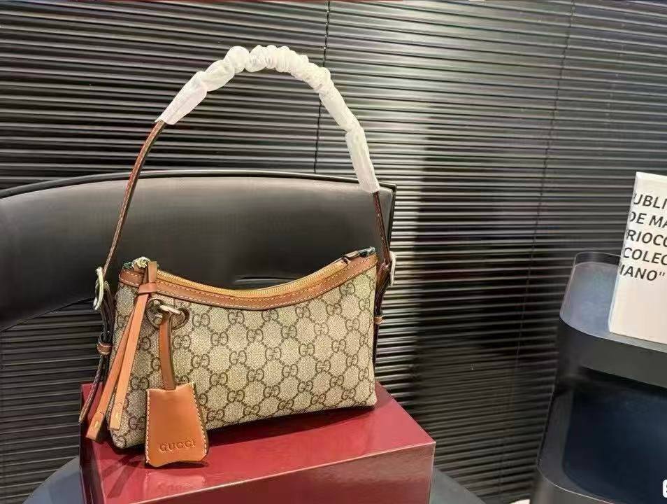 GUCCI 

GOOD QUALITY 
WITH BOX 
100 dhs✅

Zain39
♥️♥️♥️