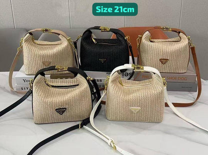 Prada
Good quality 

with box 🎁🎁🎁

95 dhs💓

Zain186
♥️♥️♥️