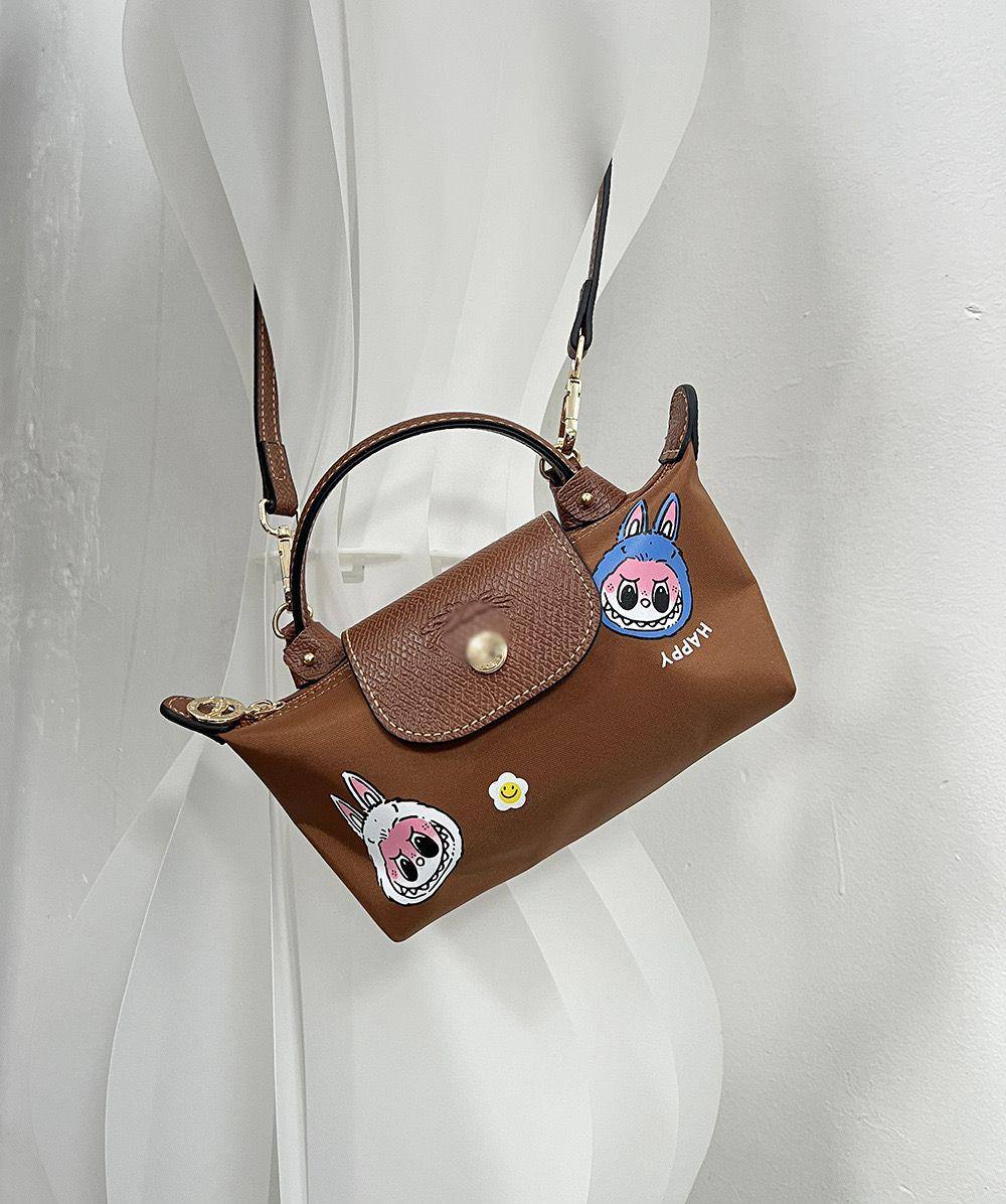 🎄Christmas gifts 🎊 
⛄️Labubu＋LongChamp 
1️⃣ First  Quality 
Size：20 * 10 * 5 cm
45 dhs🪙🌨️

Zain115
♥️♥️♥️