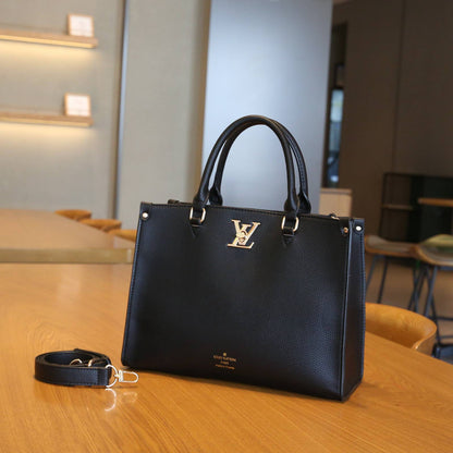 LV

best quality 
without box

120 dhs🇦🇪🇦🇪

size33CM
Zain290
♥️♥️♥️