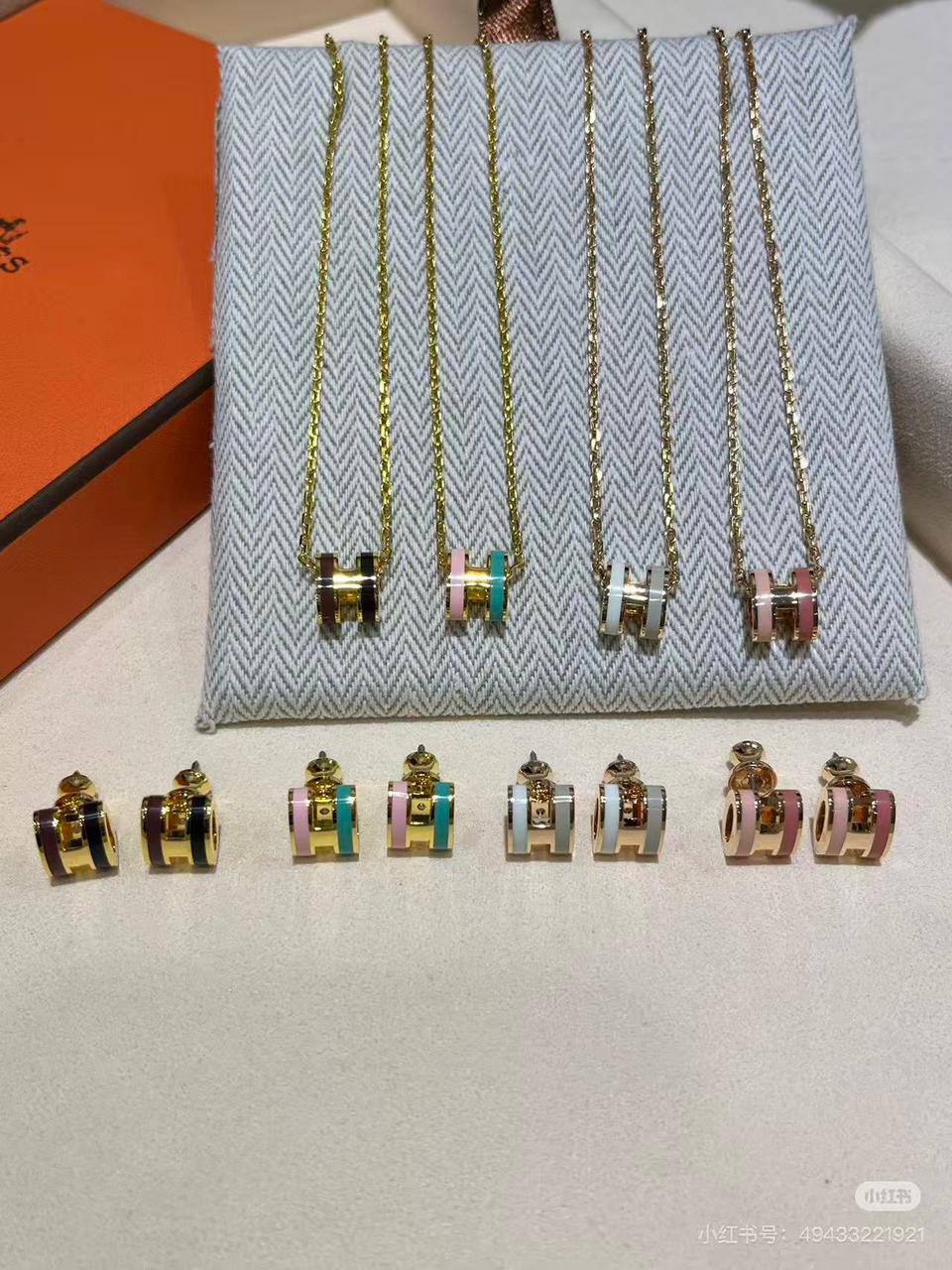 Hermes Set* 🌿
Necklace 
Earrings 
*Master quality* 🍁

95 dhs🪙💚
normal box 📦

Zain48
♥️♥️♥️