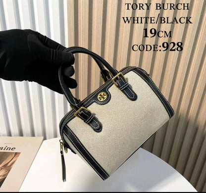 Tory Burch
ᴍɪɴɪ ʙᴀʀʀᴇʟ ʙᴀɢ 
ᴛᴏᴘ ʜᴀɴᴅʟᴇ ᴄʀᴏssʙᴏᴅʏ ʙᴀɢ

ᴡɪᴛʜʙᴏx
🎁🎁🎁

ʟᴇᴀᴛʜᴇʀ 
sɪᴢᴇ:19ᴄᴍ
90 dhs🪙🖤

Zain56
♥️♥️♥️