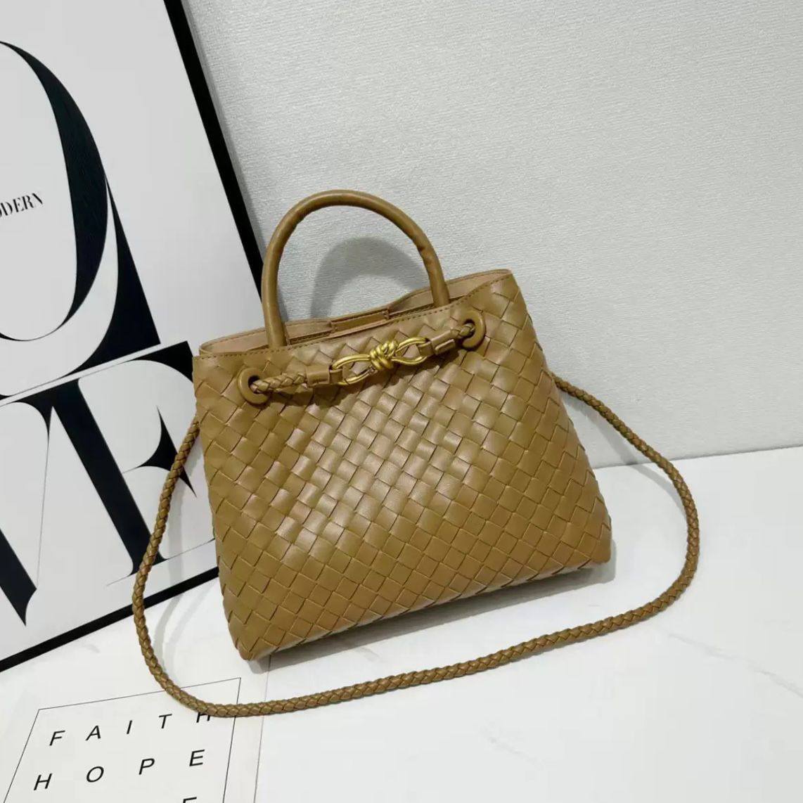 BOTTEGA 
GOOD QUALITY WITH BOX 
115 dhs✅
Size: 25cm

Zain295
♥️♥️♥️