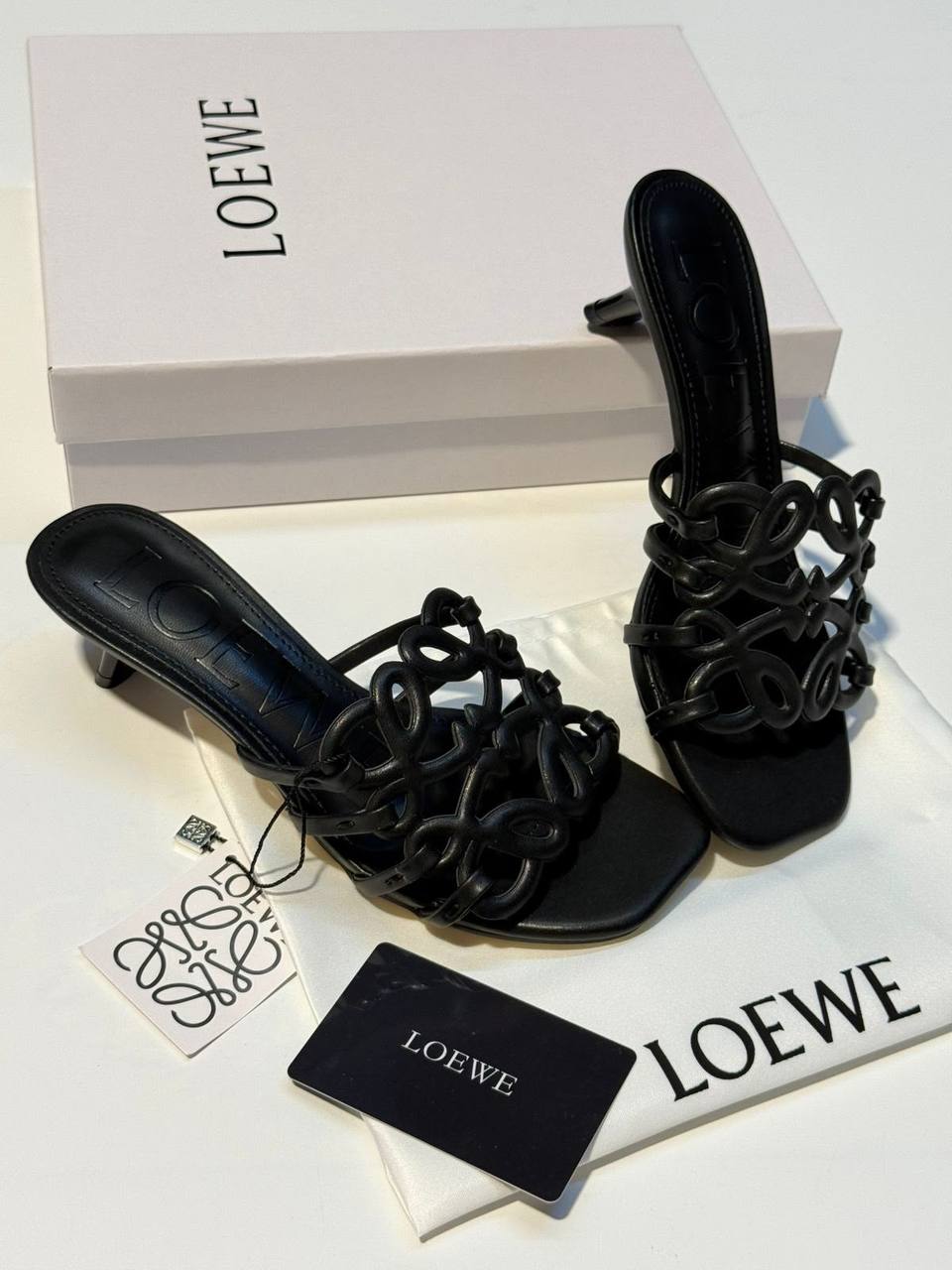 NEW CAME
LOEWE HEEL
GOOD QUALITY
105 dhs💛
Size 36-41

Zain40
♥️♥️♥️