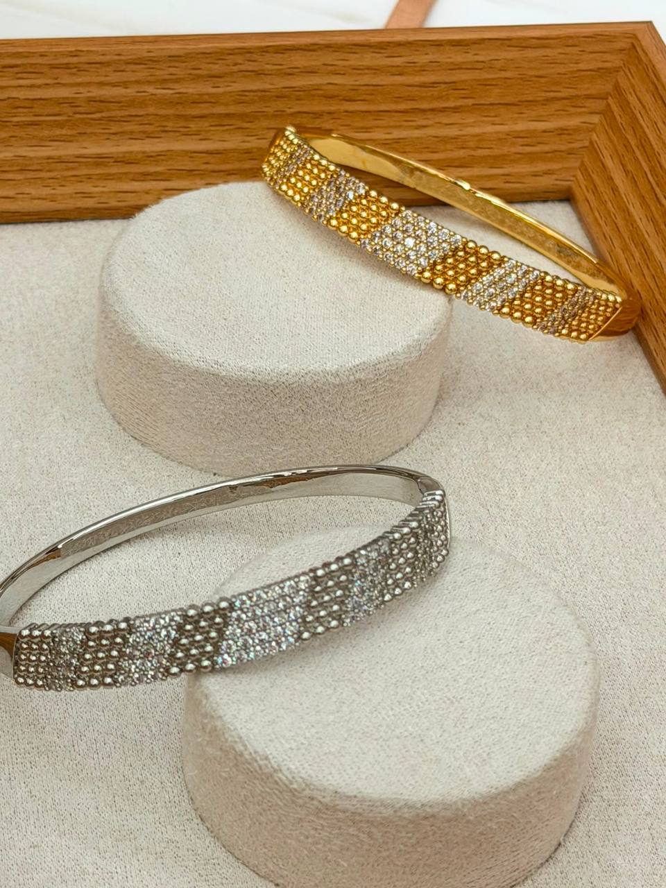 Bangle ❤️‍🔥*
good quality 💯
With black boxes 🗃️ 
20 dhs💓
With normal boxes 📦 
And paper bag🛍️
30 dhs💓

Zain216
♥️♥️♥️
