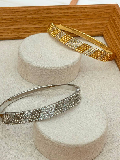 Bangle ❤️‍🔥*
good quality 💯
With black boxes 🗃️ 
20 dhs💓
With normal boxes 📦 
And paper bag🛍️
30 dhs💓

Zain216
♥️♥️♥️