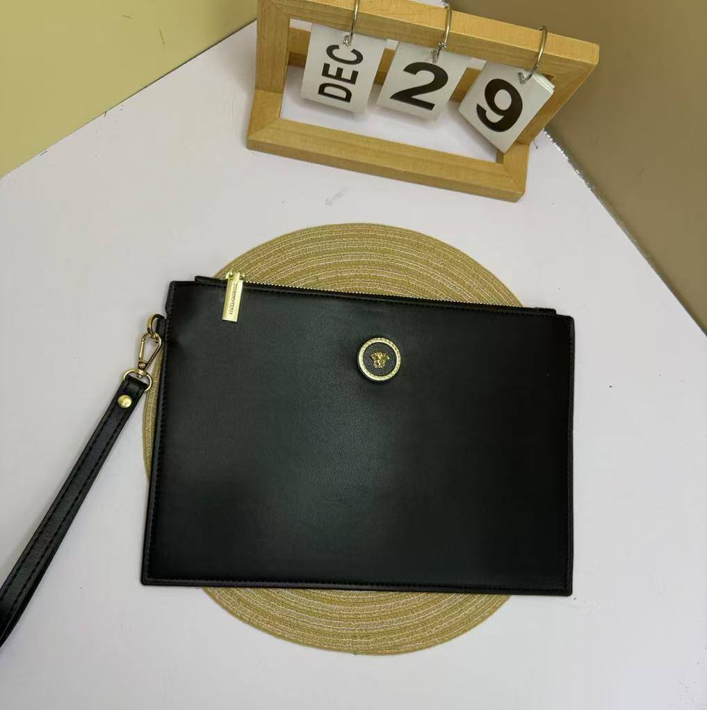 Pouch
60 dhs✅

with box🎁

size 29×20cm

Zain42
♥️♥️♥️