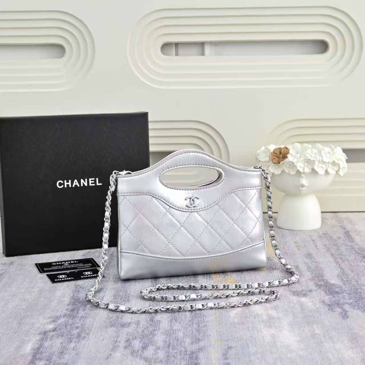 Chanel 
95 dhs✅
with box
size 20×3×14cm

Zain42
♥️♥️♥️