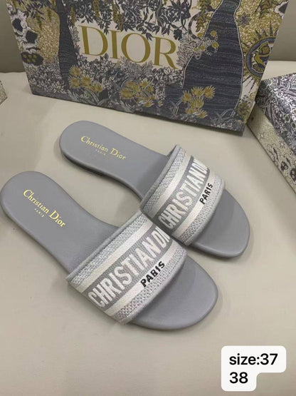 🎉Discount 💗 Dior / Hermes slipper
Limit Stock ⛔️
Size : 37-40 
70 dhs🪙💕
with box +🎁

Zain115
♥️♥️♥️