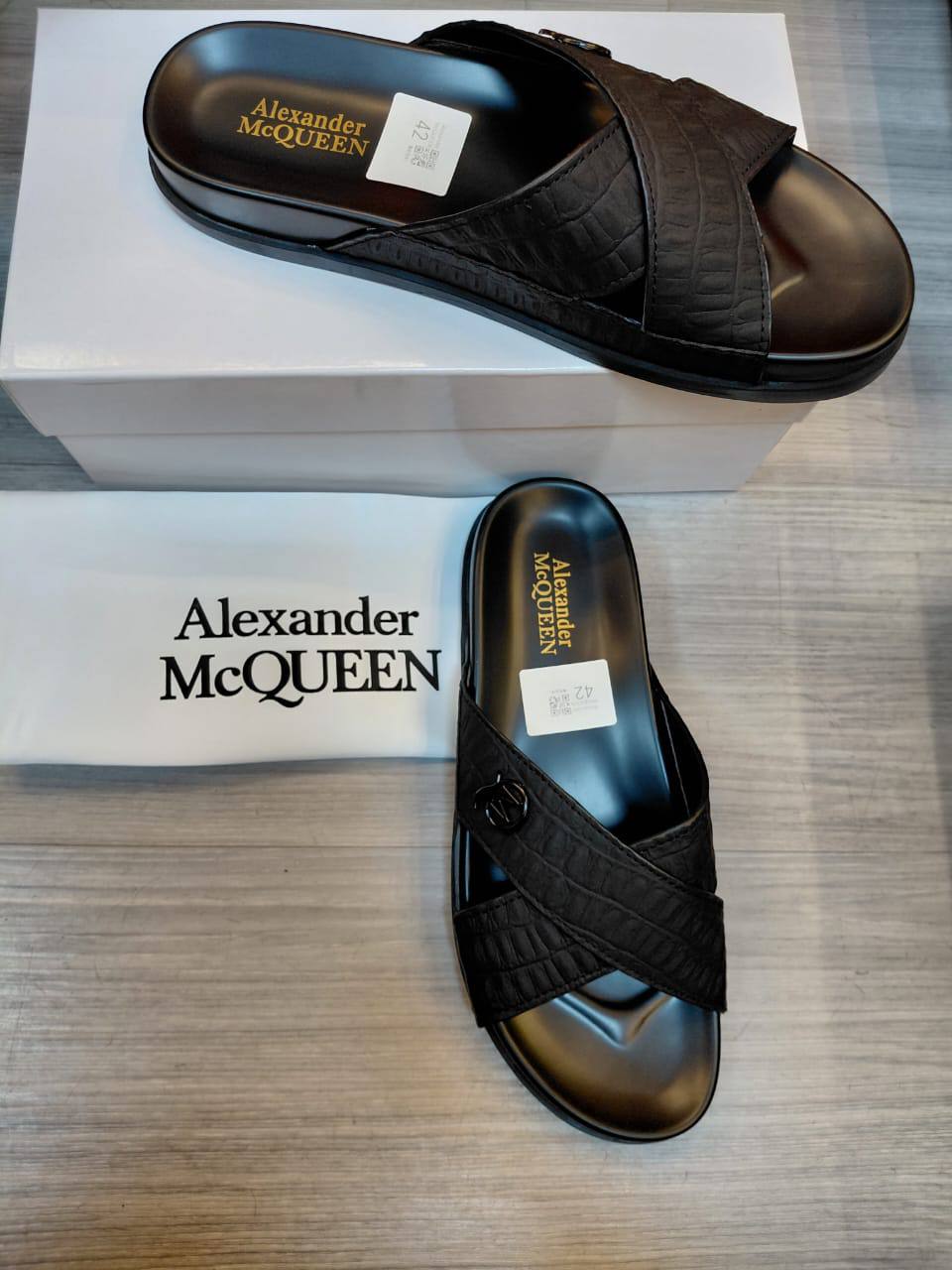 Coach Alexander, Tommy, 
Men Slipper,
New Collection High Quality 
Size 40 To 45
120 dhs✅

Zain16
♥️♥️♥️