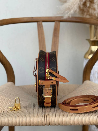 LV
21cm
340 dhs✅
Top quality 
With box🎁

Zain167
♥️♥️♥️