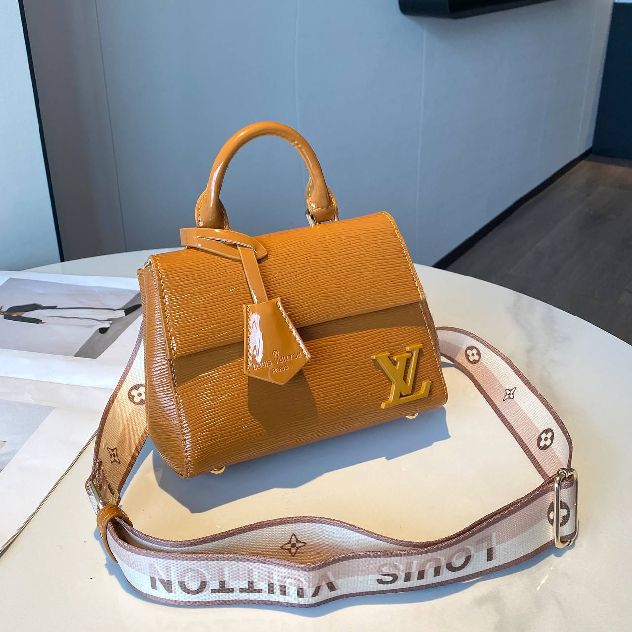 LV
Best quality 

with box 
🎁🎁🎁

115 dhs✅
size 21Cm

Zain290
♥️♥️♥️