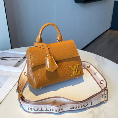LV
Best quality 

with box 
🎁🎁🎁

115 dhs✅
size 21Cm

Zain290
♥️♥️♥️