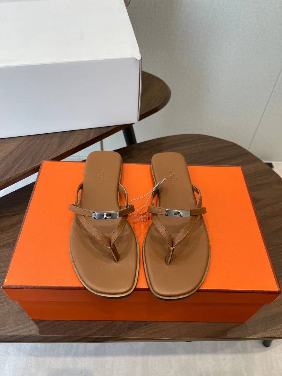 Hermes ❤️
*High quality*❤️
*size: 36 to 42*❤️
350 dhs✅

Zain119
♥️♥️♥️