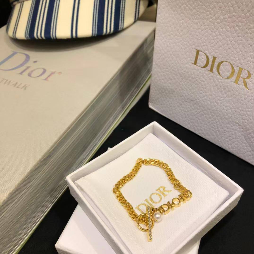 Dior 🦋*
Breslat ❤️‍🔥
Master quality 💯
With normal boxes 📦 
50 dhs🪙💕
With master box 🗃️ 
60 dhs🪙💕

Zain216
♥️♥️♥️