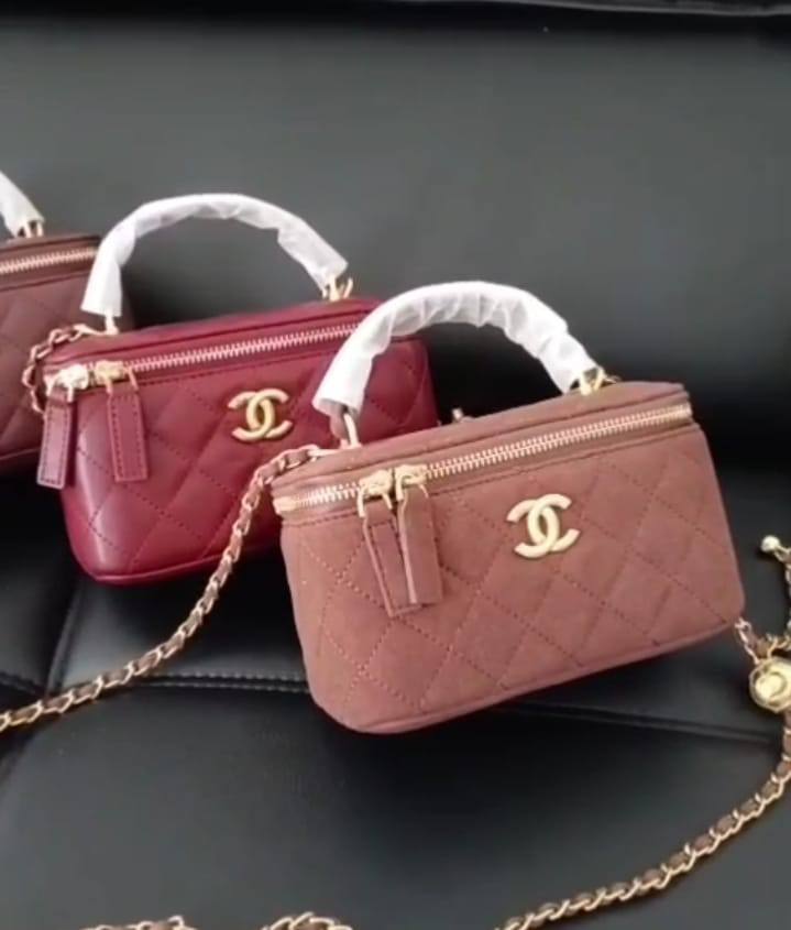 Chanel
100 dhs✅
with box
size 18cm

Zain26
♥️♥️♥️