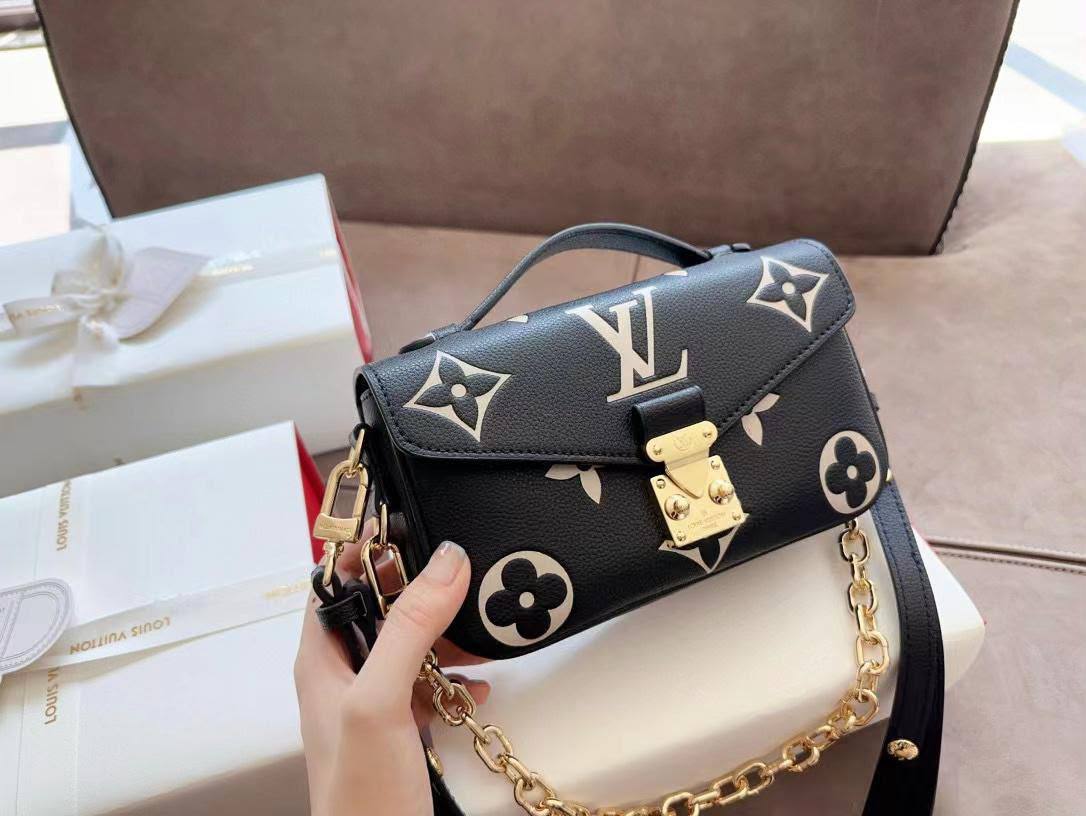 LV 
Master💓💓
💼 21CM 
260 dhs🇦🇪🇦🇪
WITH BOX 

Zain131
♥️♥️♥️