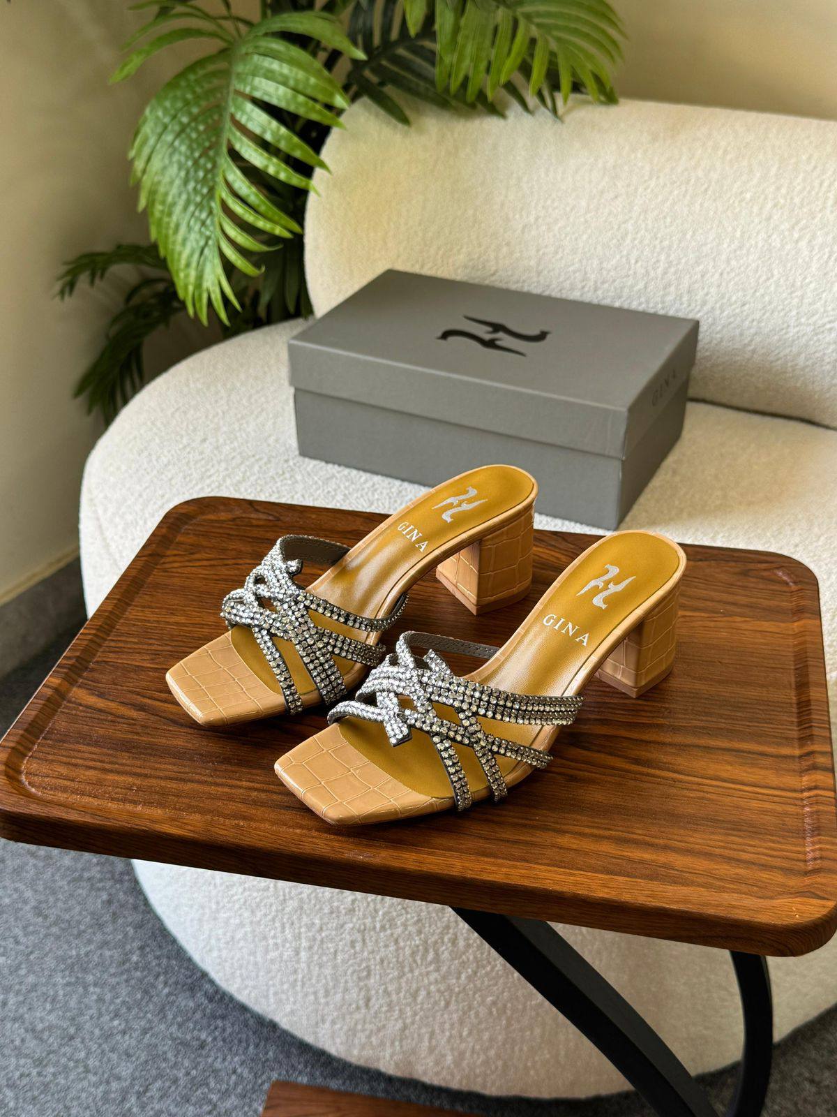 GINA 
SuperMaster Quality 💯
450 dhs❣️
Size: 36-41💥

Zain171
♥️♥️♥️
