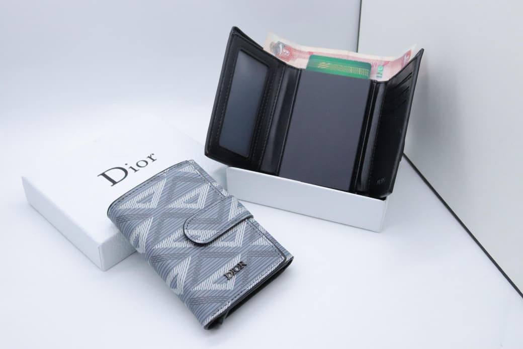 Wallet 
good quality
60 dhs🪙

With Box
🎁🎁🎁

Zain33
♥️♥️♥️