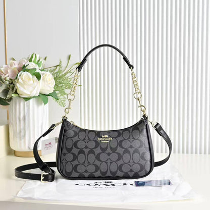 Coach
80 dhs✅
size 24×7×14cm

Zain42
♥️♥️♥️