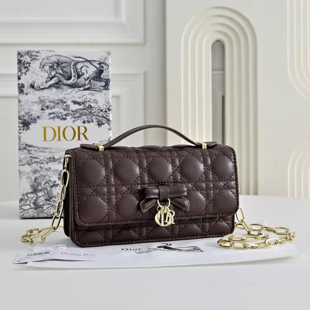 Dior
110 dhs🇦🇪🇦🇪
with box
size 21.5cm

Zain26
♥️♥️♥️