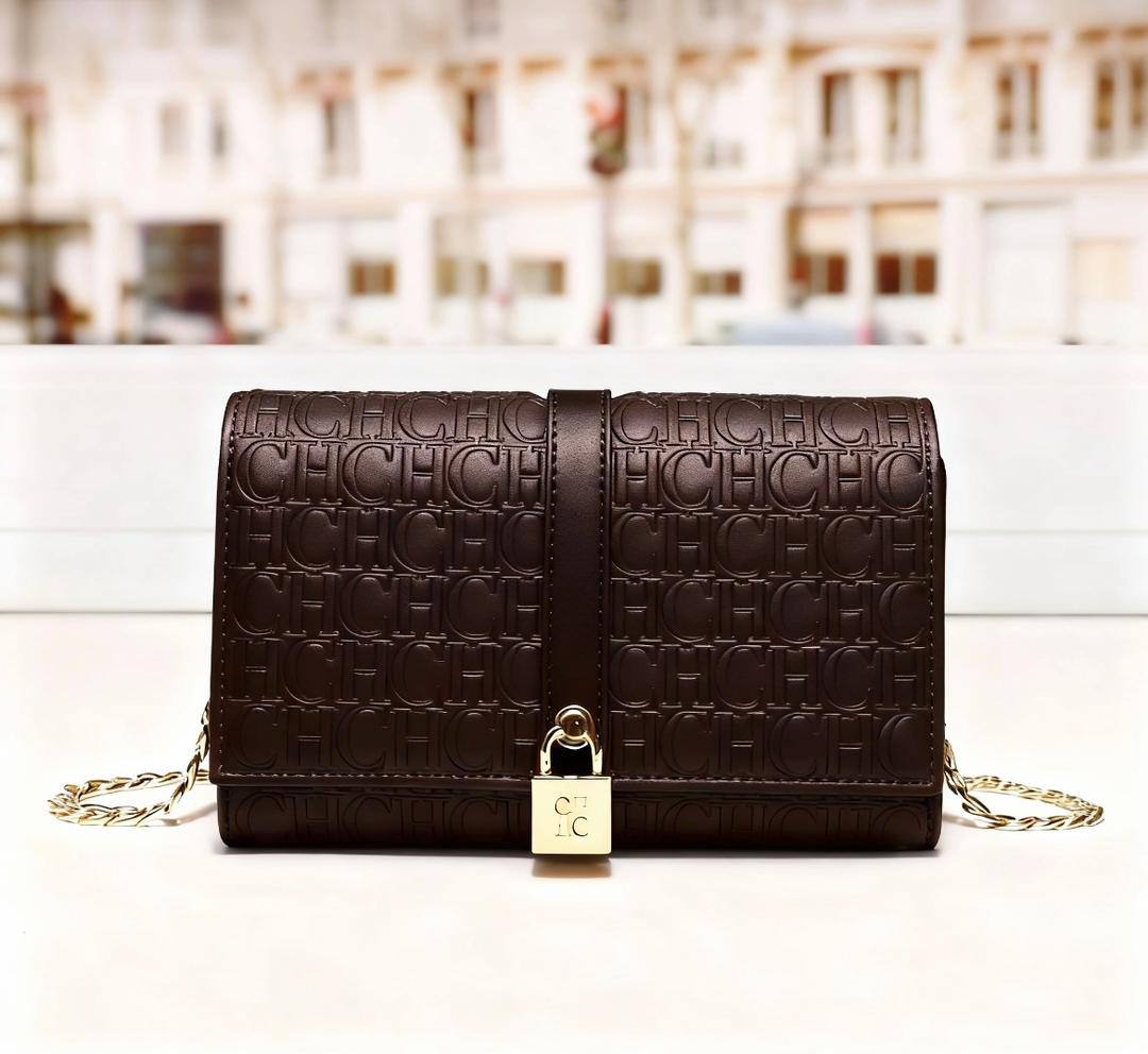 CH
95 dhs🪙
size：19.5×12.5×5cm

Good quality 

with box
🎁🎁🎁

Zain39
♥️♥️♥️