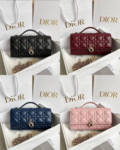 Dior
110 dhs✅
size：22cm
Good-quality 

with box🎁🎁🎁

Zain35
♥️♥️♥️