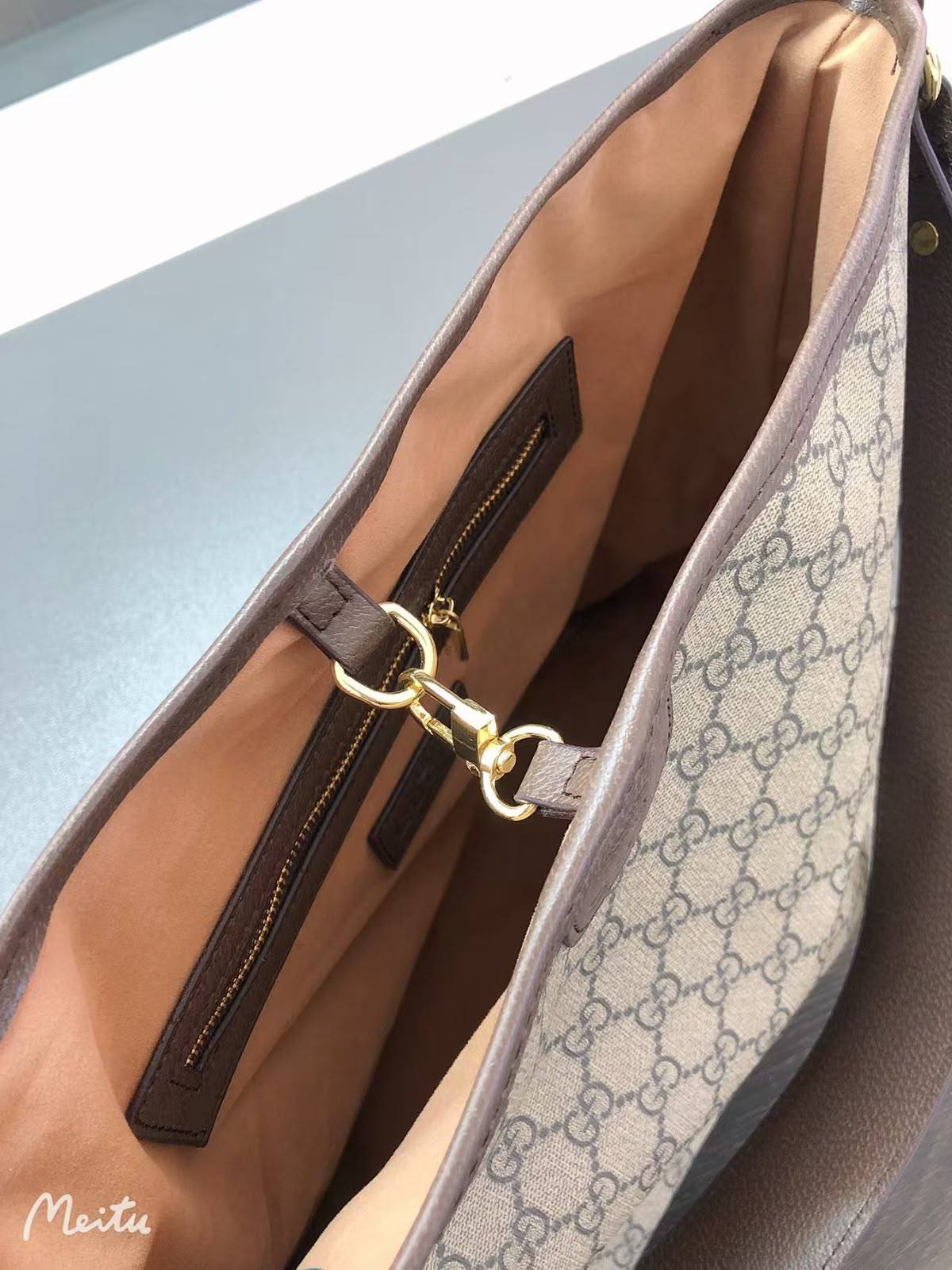 Gucci
110 dhs✅
Size:38*28 

Zain07
♥️♥️♥️
