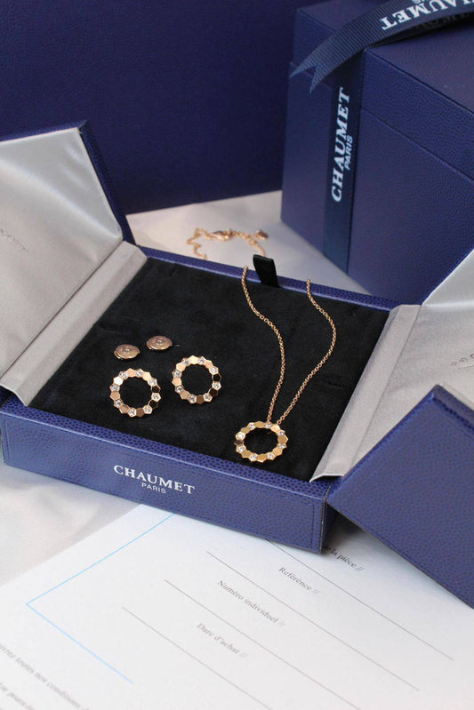 CHAUMET 🤍💙
* ⁠↗️ *Super Master Quality 
* BEE DE CHAUMET SMALL MODEL PENDANT & EARINGS
Necklace with Earings 
*240 dhs👑* with *Normal* Box & Bag
*325 dhs👑* with *Orignal* Packaging 🎁

Zain209
♥️♥️♥️