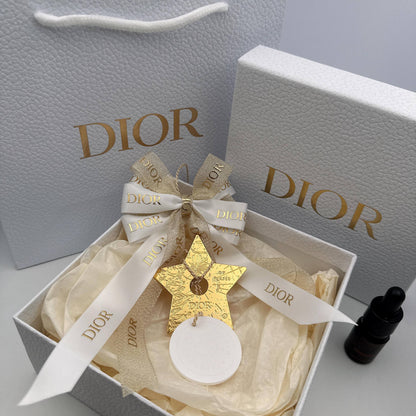 Perfome💥
With box 🗃️ 
Paper bags 💼 
Good quality 💯 
55 dhs❣️

Zain273
♥️♥️♥️