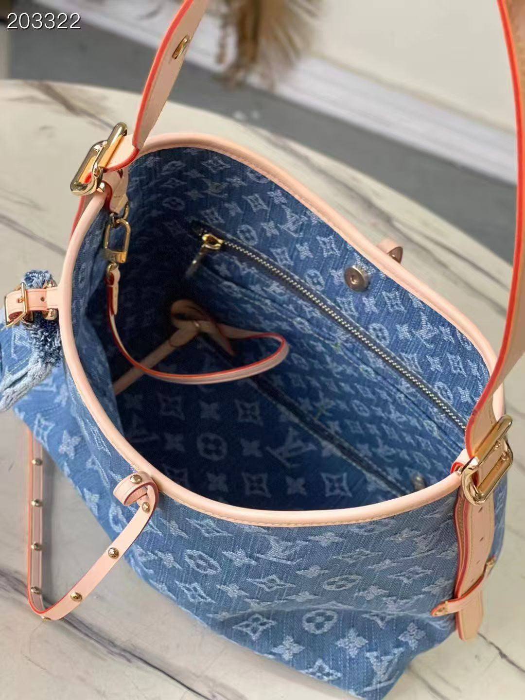 LV CarryAll PM 
Tote Bag✅

size 29 cm

For Price 👇 WhatsApp✅
0568585901 
0507557372
0552275751 Owner Zain 👌

Zain274
♥️♥️♥️