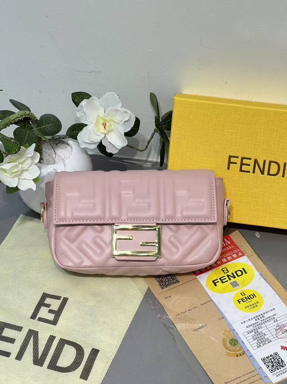 Fendi
with box
🎁🎁🎁

65 dhs✅

Zain232
♥️♥️♥️