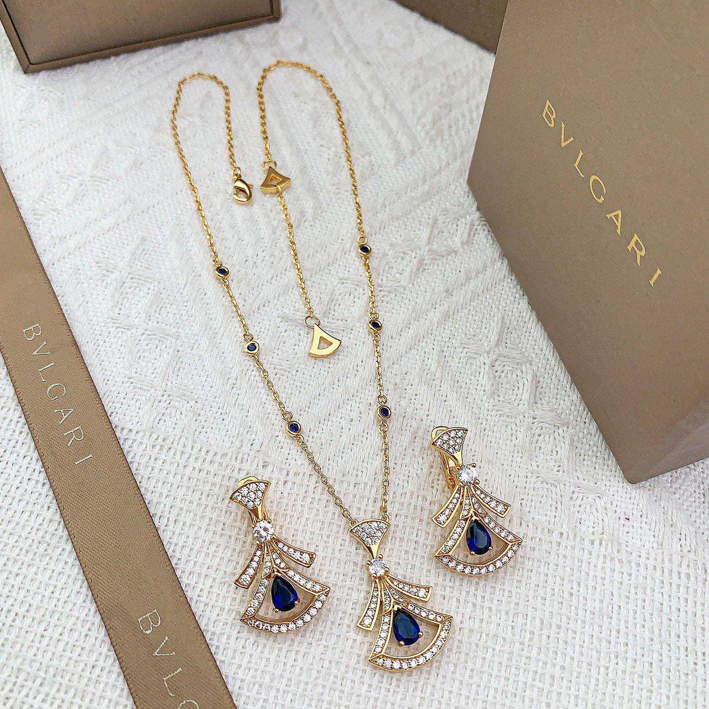 BVLGARI SET 
MASTER NECKLACE EARRINGS
180 DHS✅
WITH BOX AND PAPER BAG

Zain89
♥️♥️♥️