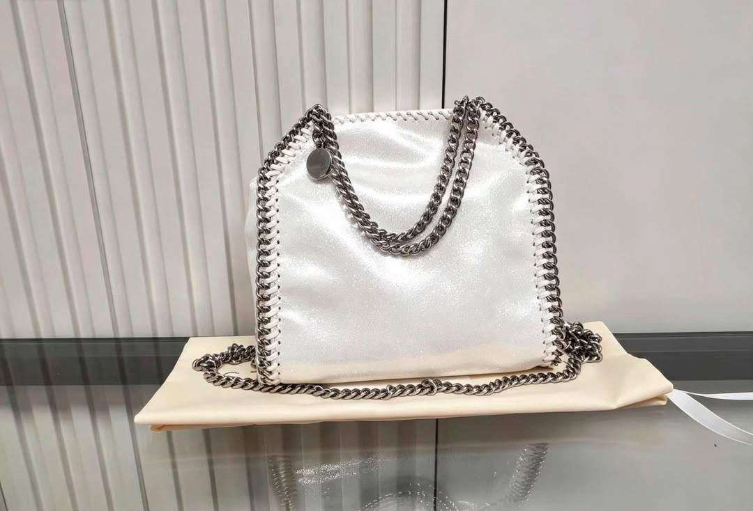 Stella
110 dhs🇦🇪🇦🇪
Size：20cm
good-quality with box

Zain35
♥️♥️♥️