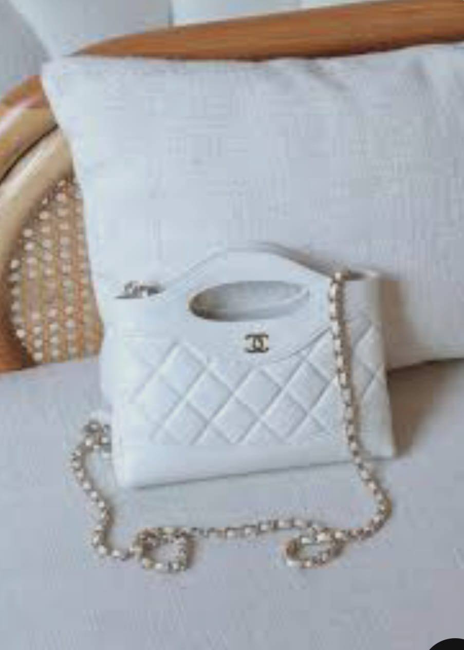 Chanel
⚡21cm
95 dhs✅
⚡with box🎁🎁🎁

Zain118
♥️♥️♥️